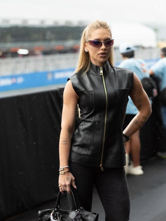 Virgínia surge com look all-black e bolsa de quase R$ 20 mil em evento