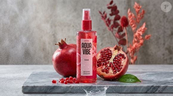Nem Boticário, nem Natura: o Aquavibe Refrescantes Body Splash Romã, da Avon, aposta em uma fragrância frutada com Romã, Violeta e Musk e custa R$ 34,99 na versão de 250ml