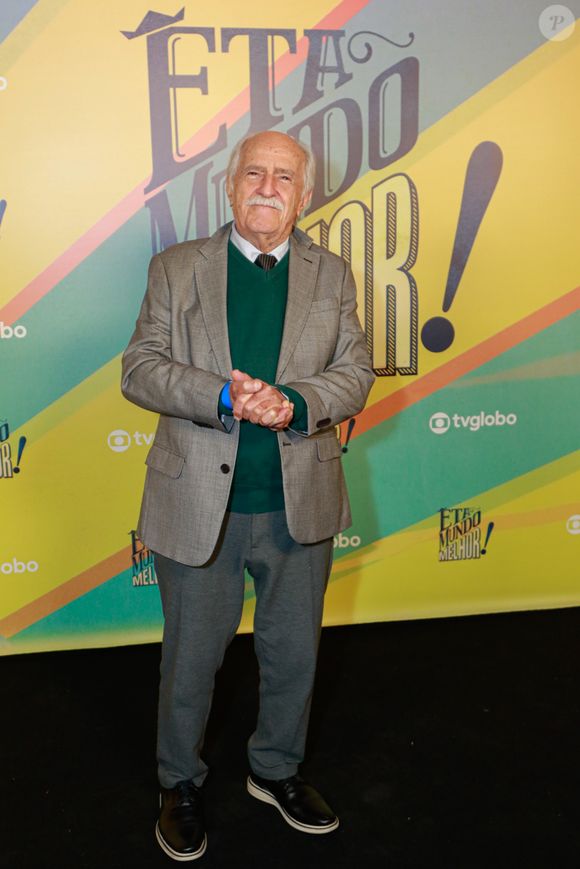 Ary Fontoura apostou em um look mais tradicional, porém elegante