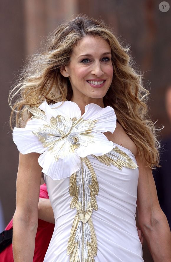 Sarah Jessica Parker como Carrie Bradshaw usa o vestido floral na abertura do filme Sex and the City