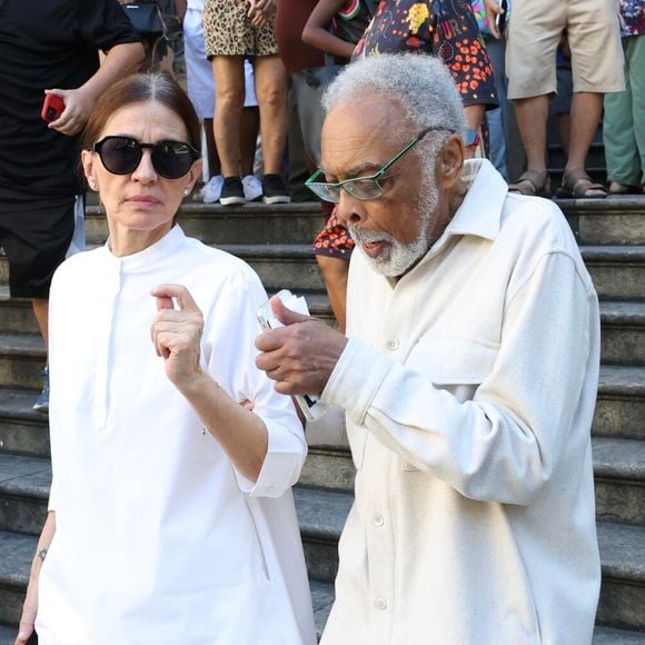 Gilberto Gil e Flora Gil deixaram velório de Nana Caymmi por volta de 12h