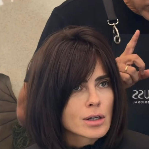 Carolina Dieckmann compartilhou com os seguidores os bastidores do corte radical de cabelo para interpretar Diná no cinema