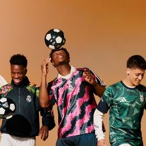 Vini Jr. e Jude Bellingham estão entre os jogadores mais bem pagos do Real Madrid e aparecem no contexto da colaboração entre Adidas, Real Madrid e Farm Rio. A coleção une a tradição do futebol espanhol à identidade colorida e tropical da marca carioca, com estampas inspiradas na natureza e na criatividade brasileira