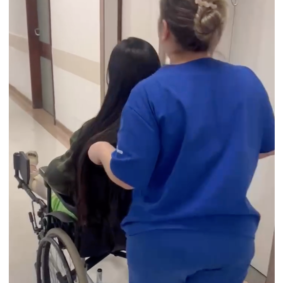 "É, não teve jeito. Muita dor no quadril (onde bati) e febre alta. Aqui estou no hospital novamente", escreveu Gracyanne Barbosa na legenda