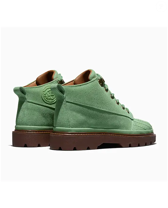 Além da mudança no tecido, a Converse substituiu sua sola de borracha clássica por uma mais sofisticada , com travas, criando um tênis de trilha que também pode ser usado em dias de terreno molhado ou em caminhadas nas montanhas