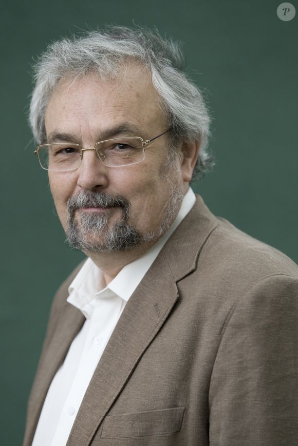 O professor Robin Dunbar, da Universidade de Oxford, liderou um estudo que estimou que 80% das informações sobre relacionamentos sociais estão contidas em sinais não-verbais