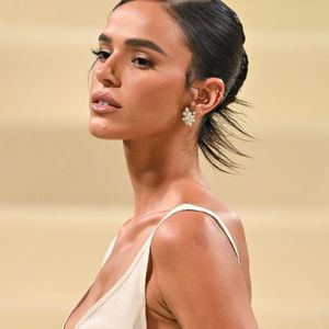 No MET Gala 2024, Bruna Marquezine apostou no cabelo curto bem esticado com um coque médio, deixando alguns fios lisos saltando para fora