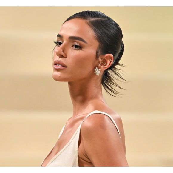 No MET Gala 2024, Bruna Marquezine apostou no cabelo curto bem esticado com um coque médio, deixando alguns fios lisos saltando para fora