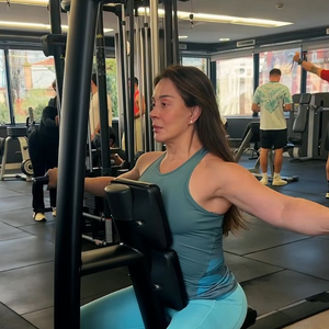 Claudia Raia tem feito musculação para cuidar do corpo aos 59 anos