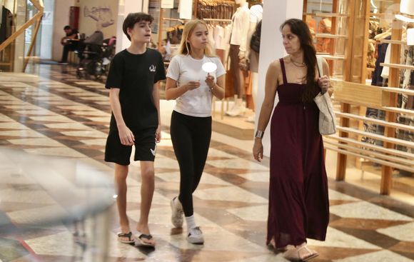 Filhos gêmeos de Claudia Mauro, de 'História de Amor', fizeram passeio com a mãe famosa por shopping do Rio