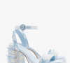 Quem procura um salto diferente para casamentos e festas pode encontrar uma alternativa na nova Larroudé x Tanner Fletcher: Sandália Dolly Cake & Lace Cetim Azul. Com salto bloco de 11,5 centímetros e plataforma de 4 centímetros, o modelo une altura, estabilidade e um visual inspirado na estética coquette