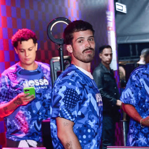 Afogando as mágoas? Internautas brincam com o estado de João Guilherme durante entrevista na Sapucaí após término com Bruna Marquezine.