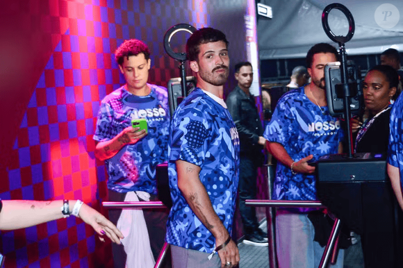 Afogando as mágoas? Internautas brincam com o estado de João Guilherme durante entrevista na Sapucaí após término com Bruna Marquezine.