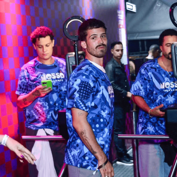 Afogando as mágoas? Internautas brincam com o estado de João Guilherme durante entrevista na Sapucaí após término com Bruna Marquezine.