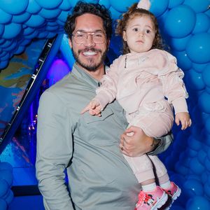 Eliezer foi com a filha Lua ao aniversário da filha de Tatá e Julio Cocielo.
