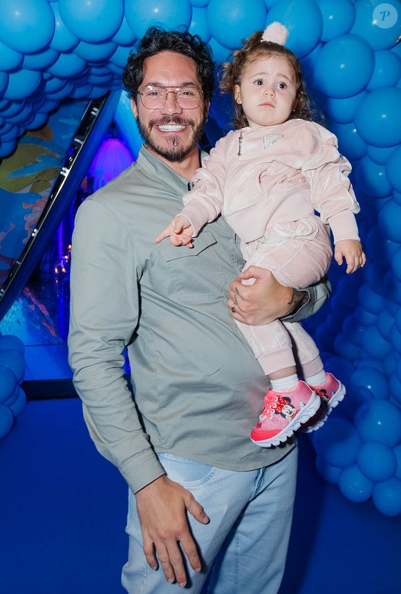 Eliezer foi com a filha Lua ao aniversário da filha de Tatá e Julio Cocielo.