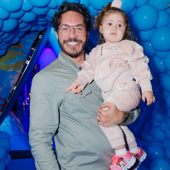 Eliezer foi com a filha Lua ao aniversário da filha de Tatá e Julio Cocielo.
