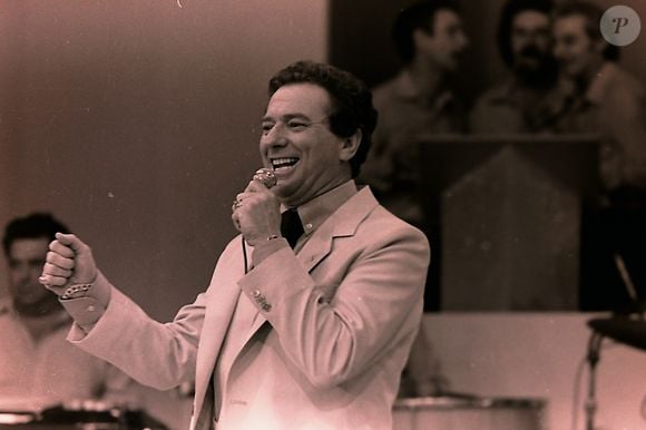 Raul Gil estreou seu programa em 1973 na Record, passou para a Tupi, SBT, TV Rio, Band e Manchete