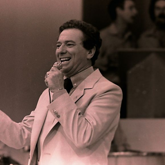 Raul Gil estreou seu programa em 1973 na Record, passou para a Tupi, SBT, TV Rio, Band e Manchete