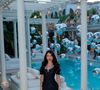 Para a ocasião, a influenciadora apostou em um visual clean girl, com um long dress minimalista da grife e um mix de colares da Ornari Joias.