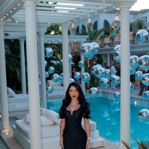 Para a ocasião, a influenciadora apostou em um visual clean girl, com um long dress minimalista da grife e um mix de colares da Ornari Joias.