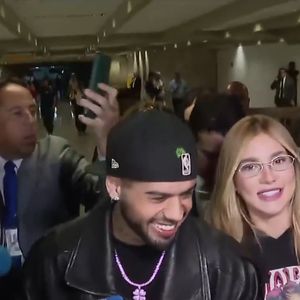 Virginia chegou acompanhada do marido, Zé Felipe, e usou roupa com foto da filha.