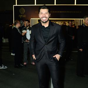 Murilo Huff: optou por um terno risca-de-giz em tom escuro (cinza-chumbo ou preto) combinado com camisa preta de botões entreabertos no colarinho e sapatos de couro pretos