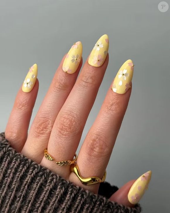 O amarelo-manteiga pode ir além do básico: ele funciona como pano de fundo para composições delicadas e artísticas