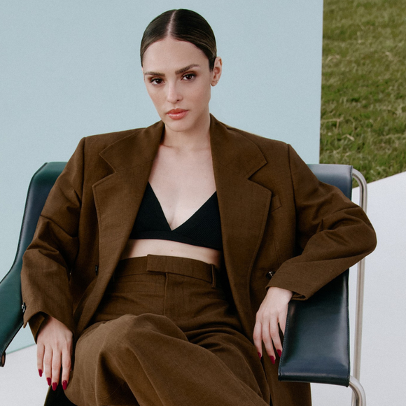 Entrevista | 'Naiane é excesso, eu sou contenção', compara Isabelle Drummond sobre looks da vilã patricinha de 'Coração Acelerado'; atriz conta o que jamais usaria na vida real