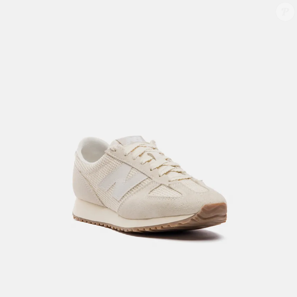 Inspirado nos modelos de running dos anos 70, o New Balance 471 une camurça, nylon e couro em um design que já virou desejo entre as fashionistas