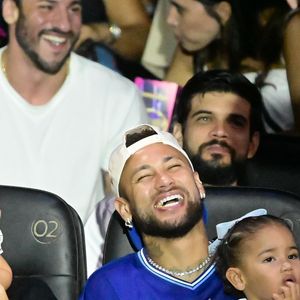 Neymar curte apresentação circense com Mavie no colo enquanto Bruna Biancardi acompanha o espetáculo com a pequena Mel