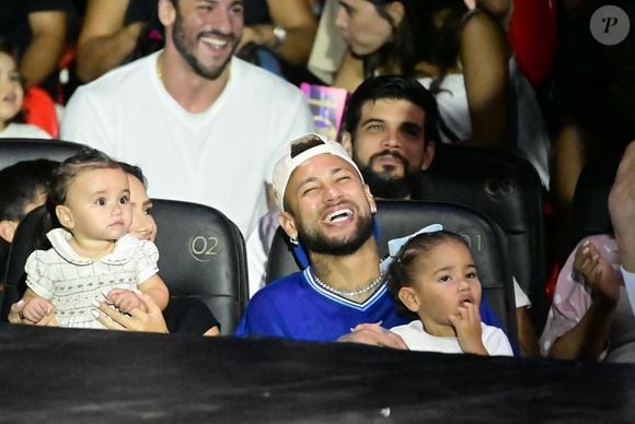 Neymar curte apresentação circense com Mavie no colo enquanto Bruna Biancardi acompanha o espetáculo com a pequena Mel