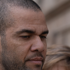 Por que Daniel Alves foi absolvido da condenação por estupro? Entenda decisão da Justiça espanhola que livra de vez o jogador da cadeia