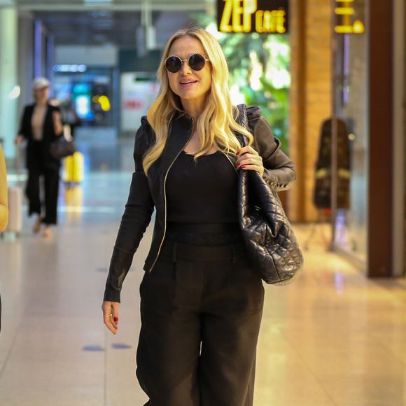 Eliana ainda usou uma calça reta e solta, confirmando a proposta rocker do look. Os tênis de solado grosso também não passaram despercebidos