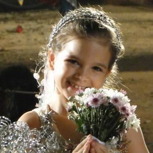 A atriz que recentemente fez um sucesso com a personagem Mirna Guerra de 'Os Donos do Jogo' da Netflix, compartilhou imagens inéditas dos bastidores da trama exibida originalmente em 2012