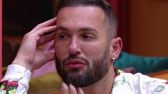 Diego Hypólito vai ou fica no 'BBB 25'? Enquete UOL ATUALIZADA mostra disputa acirradíssima entre o atleta e João Gabriel nos últimos minutos
