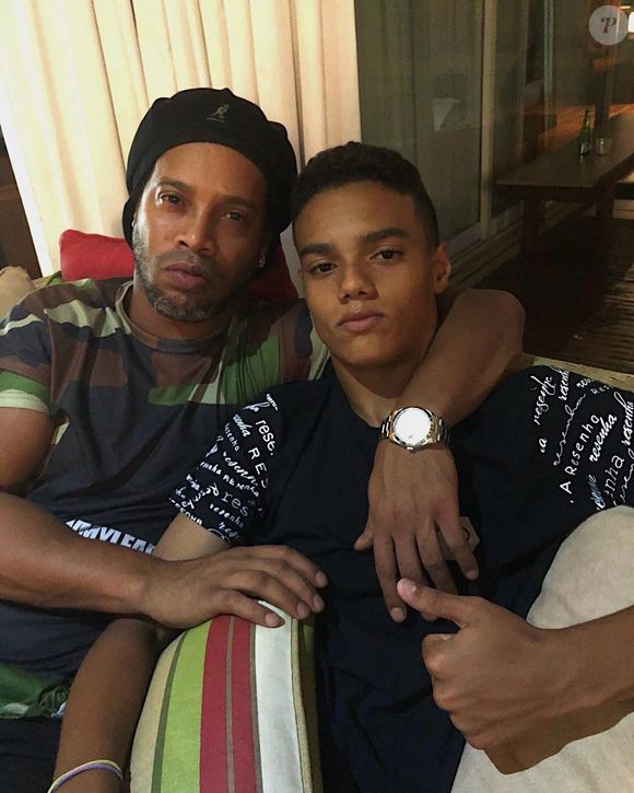 Filho de Ronaldinho Gaúcho, João Mendes afirma que fama do pai 'não afeta' seu desempenho em campo. Declaração foi dada à BBC e reforça postura segura do jogador de 21 anos