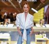 Look de Marina Ruy Barbosa combina camisa de luxo da Saint Laurent com jeans e scarpin