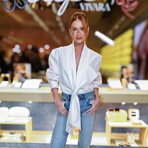 Look de Marina Ruy Barbosa combina camisa de luxo da Saint Laurent com jeans e scarpin