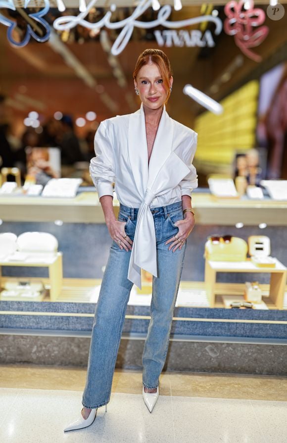 Look de Marina Ruy Barbosa combina camisa de luxo da Saint Laurent com jeans e scarpin