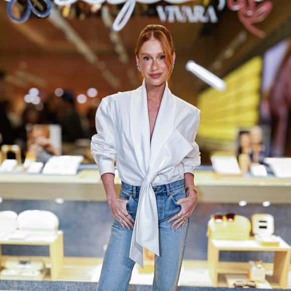 Look de Marina Ruy Barbosa combina camisa de luxo da Saint Laurent com jeans e scarpin