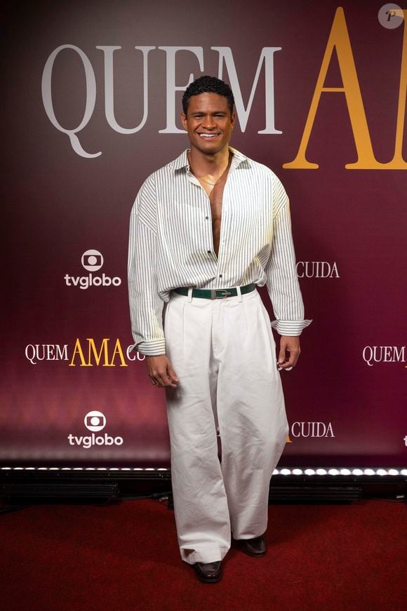 Tiago (Gui Ferraz) poderia abrir sua própria joalheria ou criar uma loja independente que pudesse criar inveja em Pilar e Ingrid (Agatha Moreira).