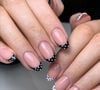 Unhas 2026: Por ser um design minimalista, os poás combinam perfeitamente com tons básicos como preto e branco. O resultado é simples, elegante e ao mesmo tempo divertido