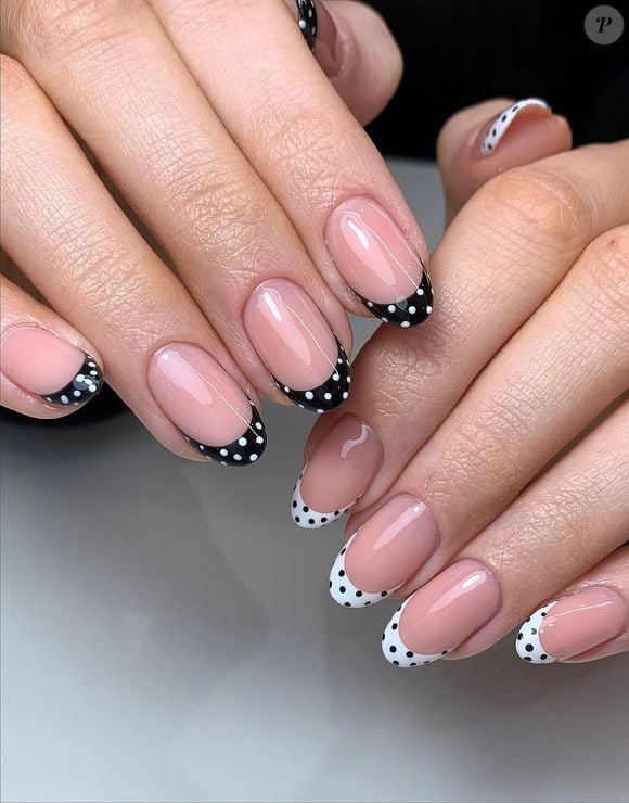 Unhas 2026: Por ser um design minimalista, os poás combinam perfeitamente com tons básicos como preto e branco. O resultado é simples, elegante e ao mesmo tempo divertido
