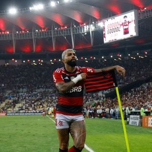 Gabigol perdeu a camisa 10 do Flamengo após surgir com a blusa do Corinthians