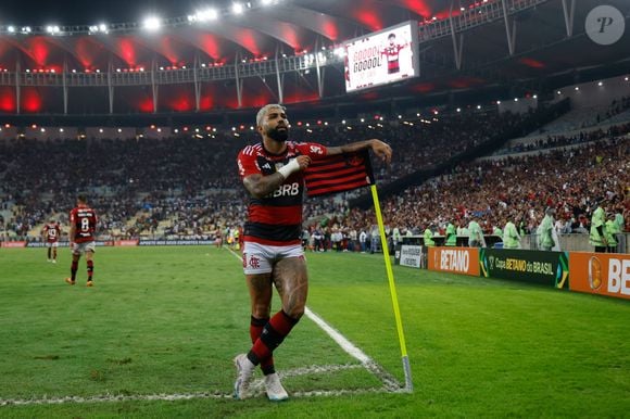 Gabigol perdeu a camisa 10 do Flamengo após surgir com a blusa do Corinthians