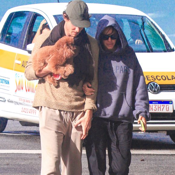 Bruna Marquezine e Shawn Mendes são flagrados em quiosque no Rio com Chihiro; veja fotos