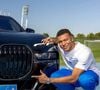 O jogador de 27 anos, uma das maiores estrelas do futebol na atualidade, é filho de Wilfried Mbappé, de origem camaronesa, e de Fayza Lamari, de origem argelina