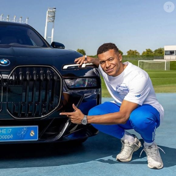 O jogador de 27 anos, uma das maiores estrelas do futebol na atualidade, é filho de Wilfried Mbappé, de origem camaronesa, e de Fayza Lamari, de origem argelina