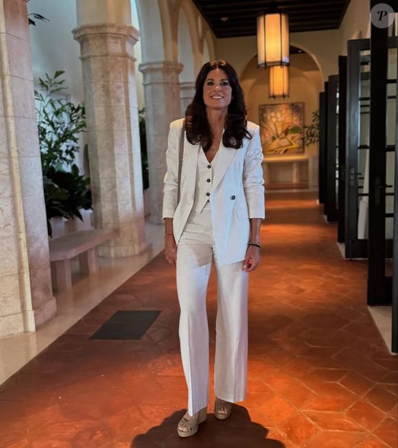 Aos 56 anos, Gabriela Sabatini continua mostrando por que virou referência mundial dentro e fora das quadras. A eterna estrela do tênis aposta em blazers modernos e elegantes, reforçando um visual sofisticado que combina perfeitamente com a mulher madura contemporânea